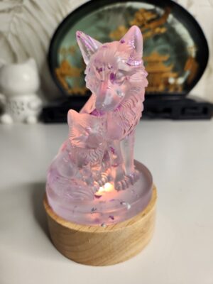 Sculpture loup en résine époxy transparente avec louveteau vue de face.
