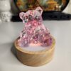 Figurine ourson en résine transparente avec inclusions de feuilles d'or vue de face.