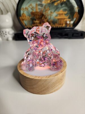 Figurine ourson en résine transparente avec inclusions de feuilles d'or vue de face.
