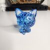 figurine-chat-resine-bleue-chibi Adorable figurine chat en résine bleue transparente style chibi vue de face.