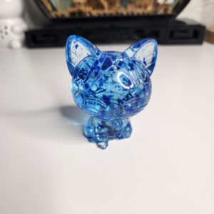 Adorable figurine chat en résine bleue transparente style chibi vue de face.