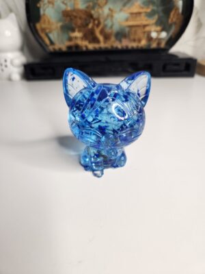 Adorable figurine chat en résine bleue transparente style chibi vue de face.