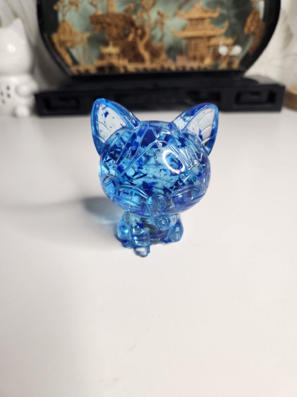 figurine-chat-resine-bleue-chibi Adorable figurine chat en résine bleue transparente style chibi vue de face.