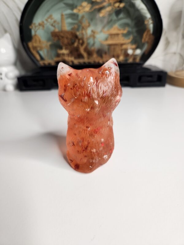 decoration-chat-romantique-bureau Détail du visage lisse et du cœur tenu par le chat en résine époxy rouge.