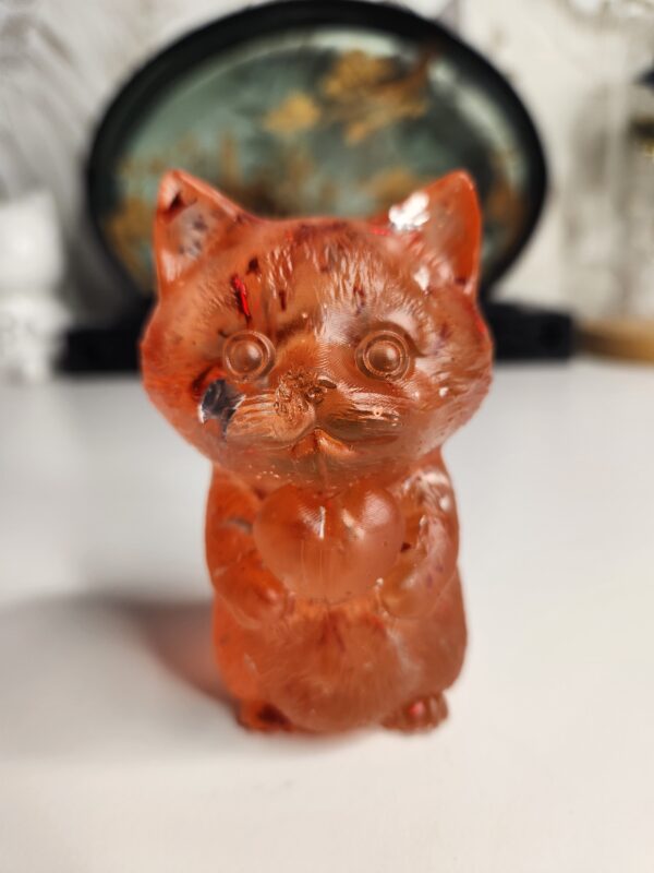 figurine-chat-resine-rouge-coeur-face Adorable figurine chat en résine rouge profond tenant un cœur, vue de face.