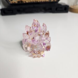 Figurine miniature du renard à neuf queues Kitsune en résine transparente avec feuilles d'or et éclats roses.