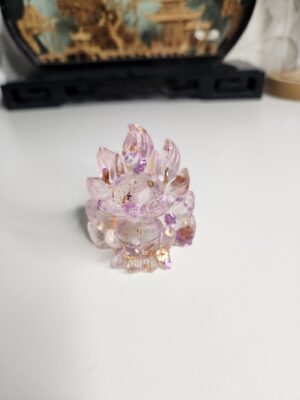 Figurine miniature du renard à neuf queues Kitsune en résine transparente avec feuilles d'or et éclats roses.