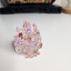 Gros plan sur les neuf queues en éventail du Kitsune montrant les reflets des feuilles d'or métalliques.