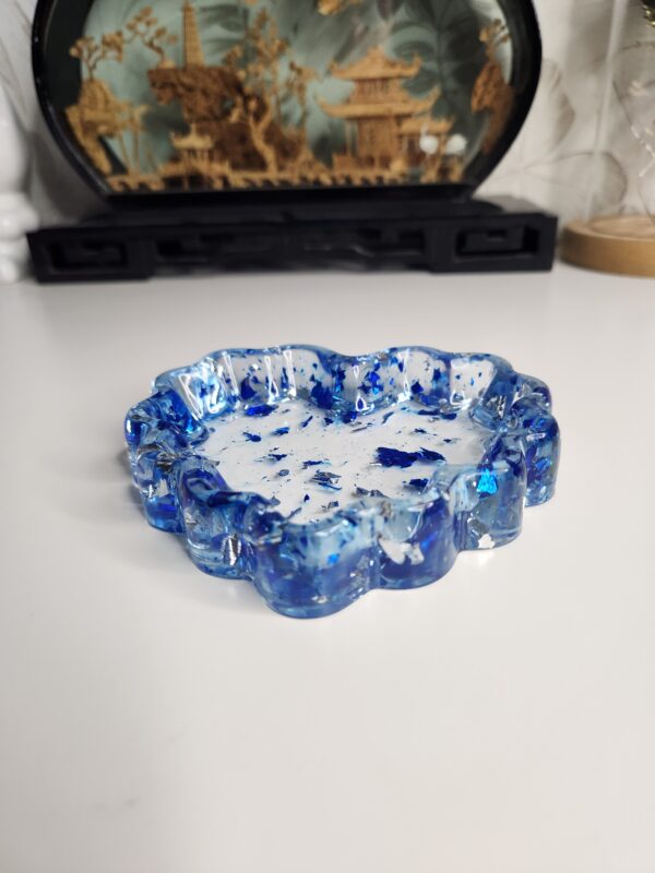 vide-poche-coeur-resine-bleu-saphir Magnifique vide-poche en forme de cœur en résine transparente avec des éclats métalliques bleu saphir.