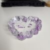 Magnifique vide-poche en forme de cœur en résine cristalline avec des inclusions métalliques rose magenta.