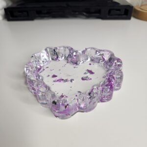 Magnifique vide-poche en forme de cœur en résine cristalline avec des inclusions métalliques rose magenta.
