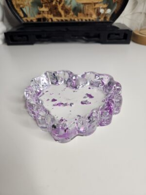 Magnifique vide-poche en forme de cœur en résine cristalline avec des inclusions métalliques rose magenta.
