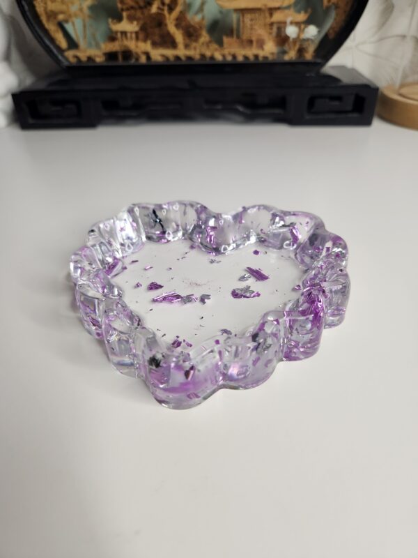 vide-poche-coeur-resine-transparente-rose Magnifique vide-poche en forme de cœur en résine cristalline avec des inclusions métalliques rose magenta.