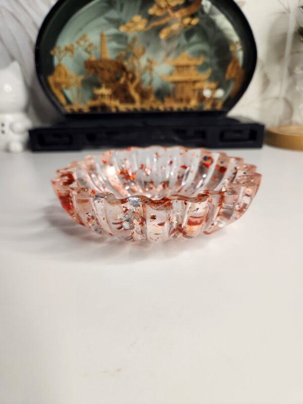 centre-de-table-miniature-entree Le grand vide-poche floral rouge posé sur une console, servant de rangement chic pour les objets du quotidien.