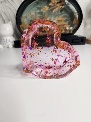 vide-poche-coeur-resine-epoxy-or Vide-poche cœur en résine époxy transparente avec inclusions de feuilles d'or et violettes pour ranger vos bijoux.