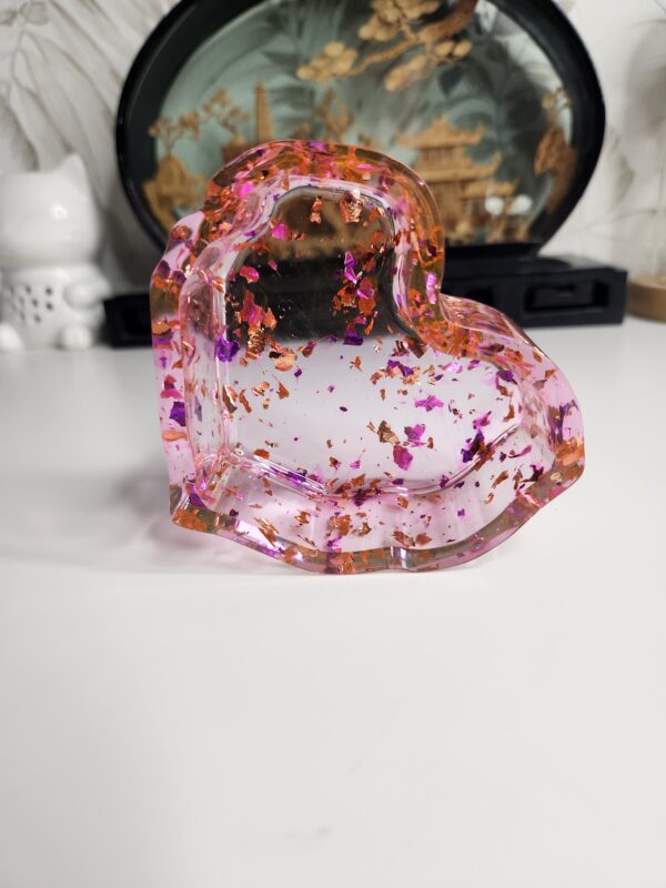 vide-poche-coeur-resine-epoxy-or Vide-poche cœur en résine époxy transparente avec inclusions de feuilles d'or et violettes pour ranger vos bijoux.