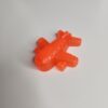 L'avion miniature en résine de 6 cm posé dans la paume d'une main pour montrer sa taille compacte.