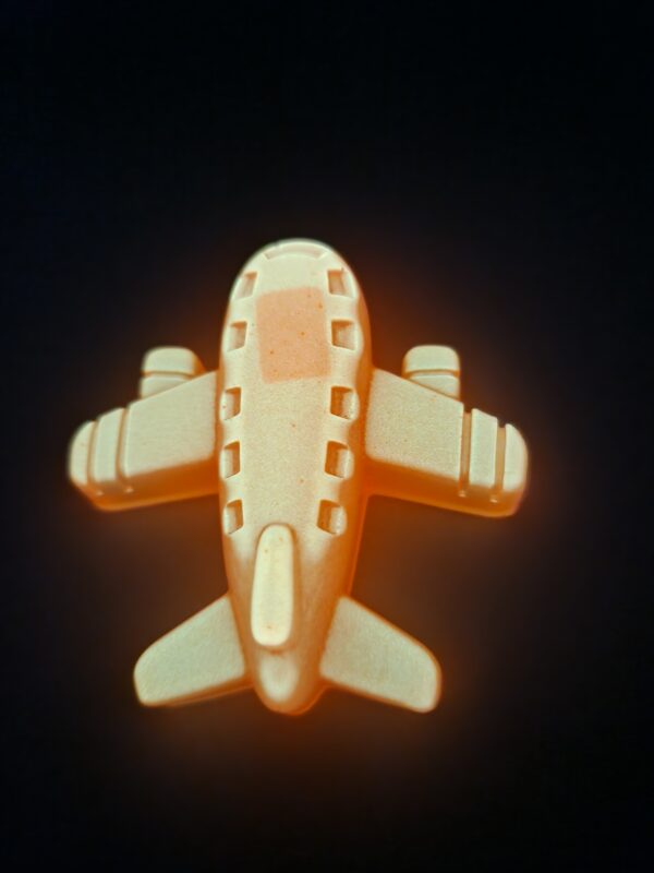 Avion de décoration original brillant d'une lueur jaune-vert intense et autonome dans l'obscurité.