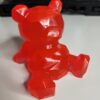 Statuette ourson low poly en résine rouge orangé translucide vue de face