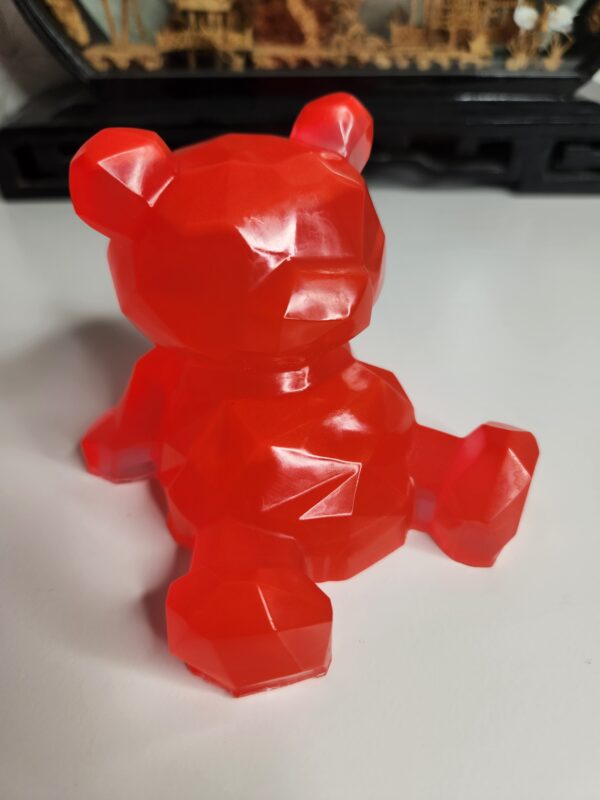 Statuette ourson low poly en résine rouge orangé translucide vue de face