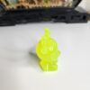statuette-cerf-kawaii-jaune Détails des finitions de la statuette cerf kawaii jaune montrant les pois gravés et les petits bois.