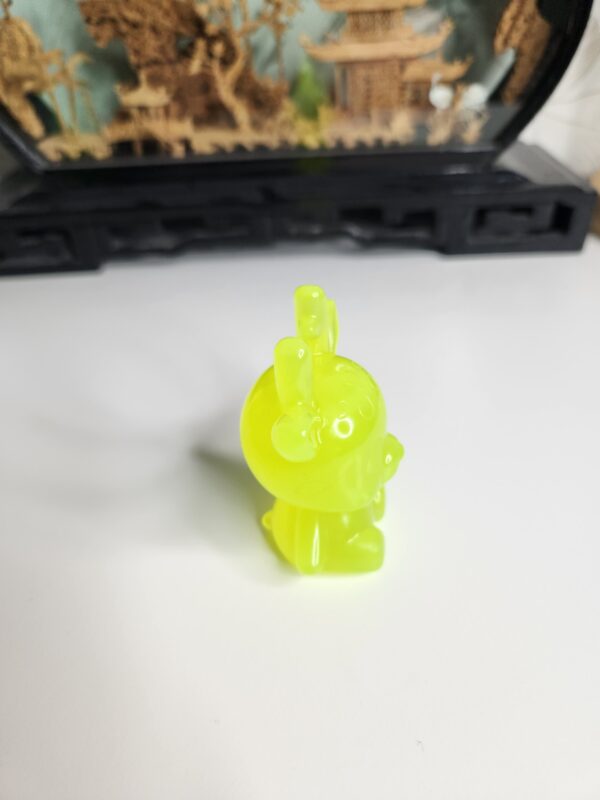 statuette-cerf-kawaii-jaune Détails des finitions de la statuette cerf kawaii jaune montrant les pois gravés et les petits bois.