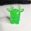 figurine-faon-resine-epoxy-jour Figurine faon phosphorescente en résine époxy vue de jour avec un design chibi vert semi-transparent.