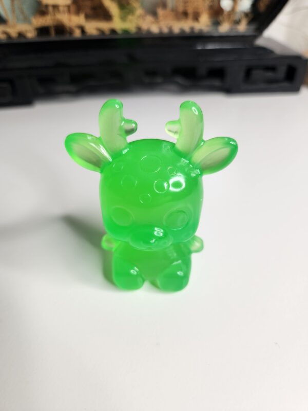 figurine-faon-resine-epoxy-jour Figurine faon phosphorescente en résine époxy vue de jour avec un design chibi vert semi-transparent.