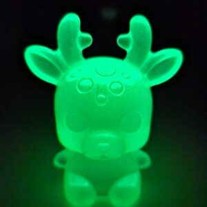 Lueur vert fluo intense émise dans l'obscurité par la veilleuse enfant originale en résine.