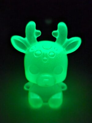 veilleuse-enfant-originale-nuit Lueur vert fluo intense émise dans l'obscurité par la veilleuse enfant originale en résine.