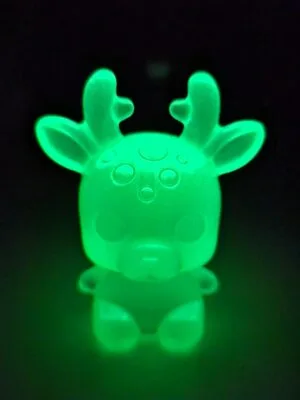 veilleuse-enfant-originale-nuit Lueur vert fluo intense émise dans l'obscurité par la veilleuse enfant originale en résine.