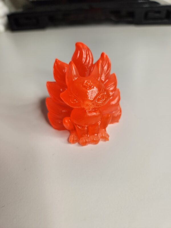 miniature-kawaii-renard-9-queues Miniature kawaii d'un renard à 9 queues en vue de face avec détails sculptés.