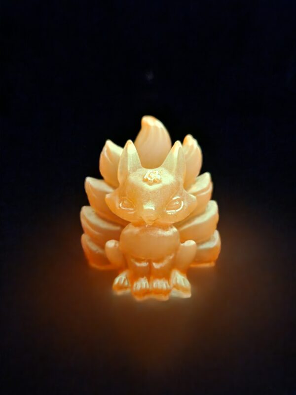 decoration-japonaise-renard-lumineux-nuit Décoration japonaise : le renard mythologique illuminé de façon phosphorescente dans l'obscurité.