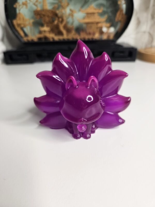 Statuette renard 9 queues en résine époxy violet prune vue de face.