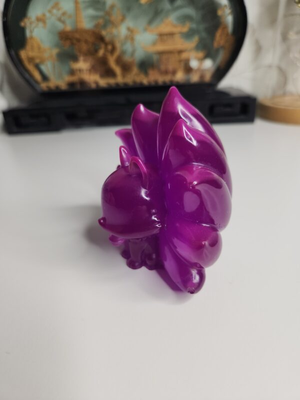 Décoration japonaise kawaii représentant un renard à neuf queues de profil avec finition brillante.