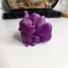 Gros plan sur les détails gravés du pelage et les neuf queues de la figurine folklore asiatique.