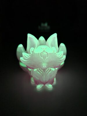 renard-neuf-queues-luminescent-nuit Renard à neuf queues phosphorescent brillant d'une lueur vert d'eau et blanche dans l'obscurité.
