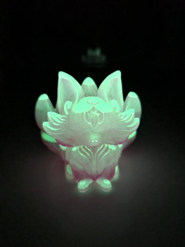 Renard à neuf queues phosphorescent brillant d'une lueur vert d'eau et blanche dans l'obscurité.
