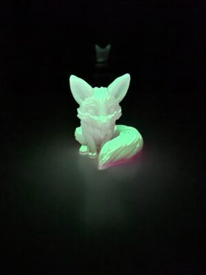 figurine-renard-luminescente-vert-nuit Veilleuse originale renard brillant en vert fluo dans l'obscurité.