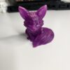 Statuette renard phosphorescente vue de jour avec pelage violet en résine époxy.