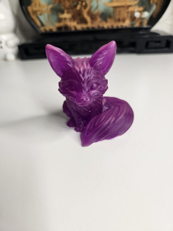 Statuette renard phosphorescente vue de jour avec pelage violet en résine époxy.
