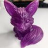 Détails des yeux en amande et de la queue touffue sur le renard décoratif violet.