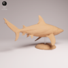 Figurine animalière réaliste de requin bouledogue montée sur sa tige transparente et son socle texturé imitant le fond marin.