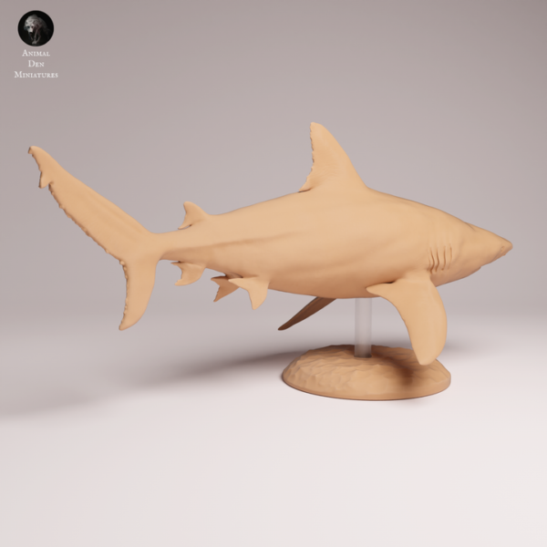 Figurine animalière réaliste de requin bouledogue montée sur sa tige transparente et son socle texturé imitant le fond marin.