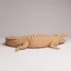 figurine-crocodile-marin-brute-resine Figurine crocodile marin brute en résine vue de trois quarts avec la gueule ouverte, échelle 1/32.