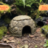 Détail des bas-reliefs et de l'ouverture de cet abri pour amphibien en impression 3D haute résolution.