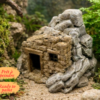 cachette-cabane-ruine-terrarium-peinte Cachette terrarium cabane en ruine à peindre mise en situation dans un aménagement vivarium naturel.