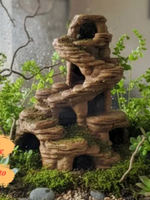 decor-tour-rocheuse-terrarium-peint Décor tour rocheuse terrarium à peindre avec grottes, mis en situation dans un aménagement terrarium vertical luxuriant.
