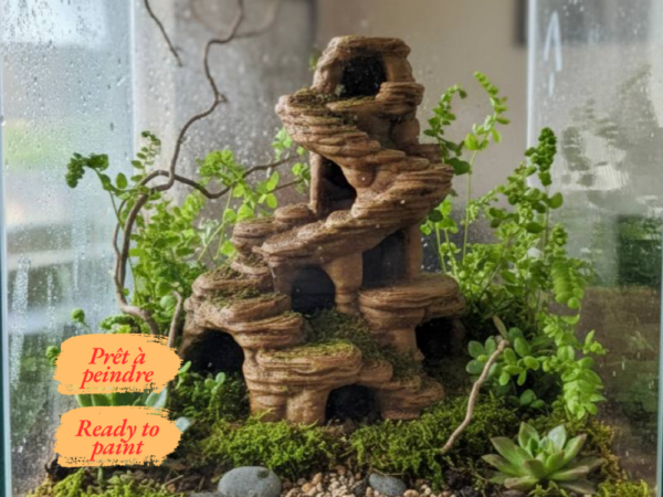 decor-tour-rocheuse-terrarium-peint Décor tour rocheuse terrarium à peindre avec grottes, mis en situation dans un aménagement terrarium vertical luxuriant.