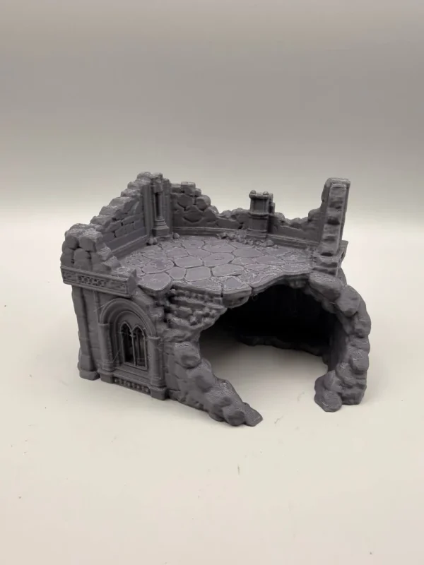 Abri thématique pour terrarium montrant les détails de pierre sculptée et la large grotte d'accès inférieure.
